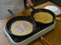 Plantaardige pannenkoeken eten.